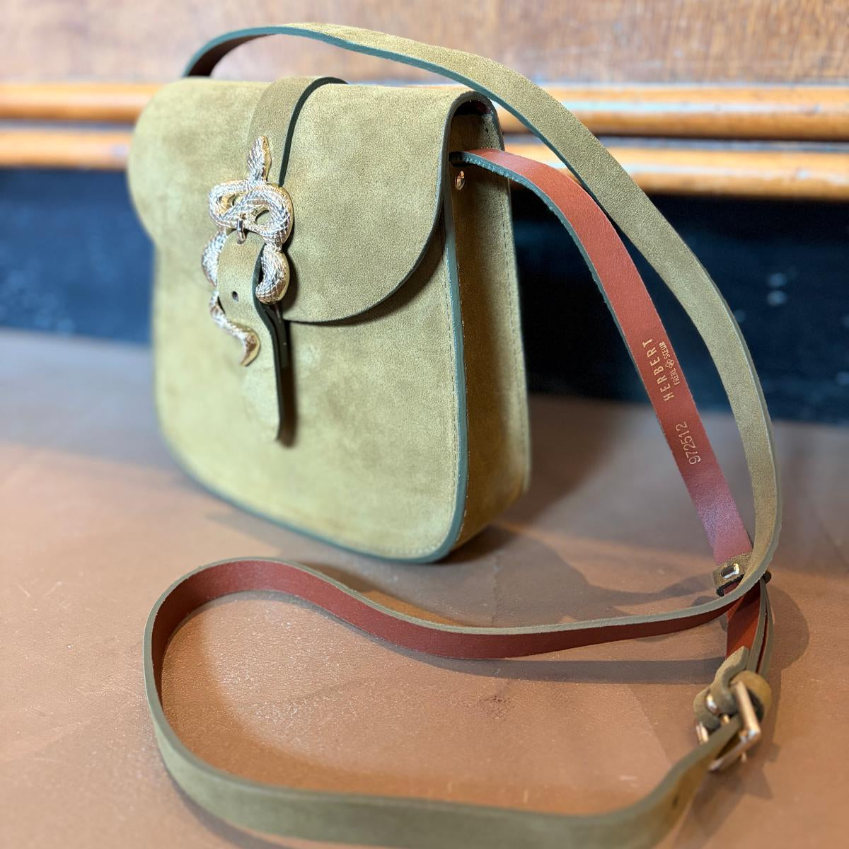 Sac en cuir. boucle serpent