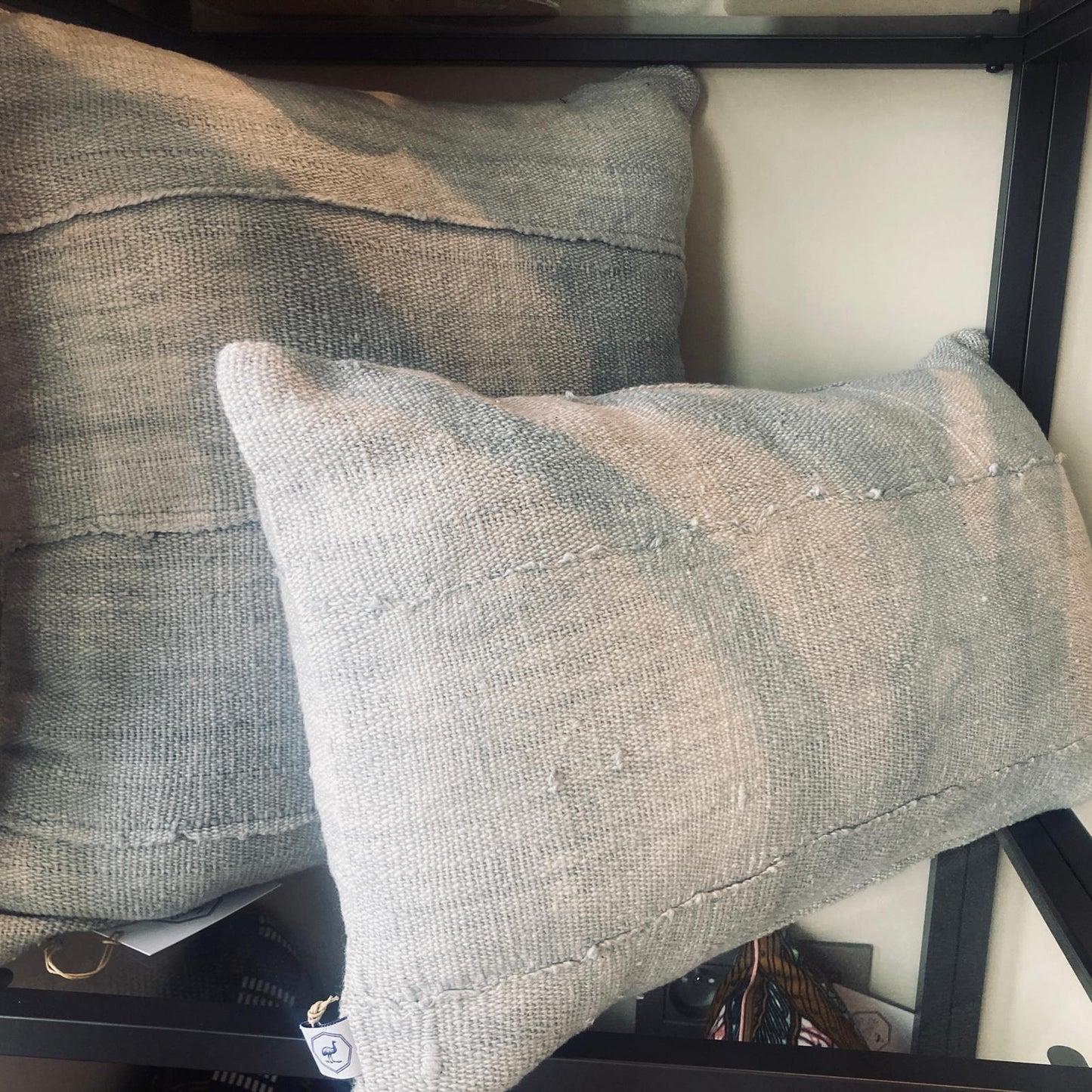 Housse de coussin bogolan artisanal en coton bio, fabrication belge signée Studio Matongé