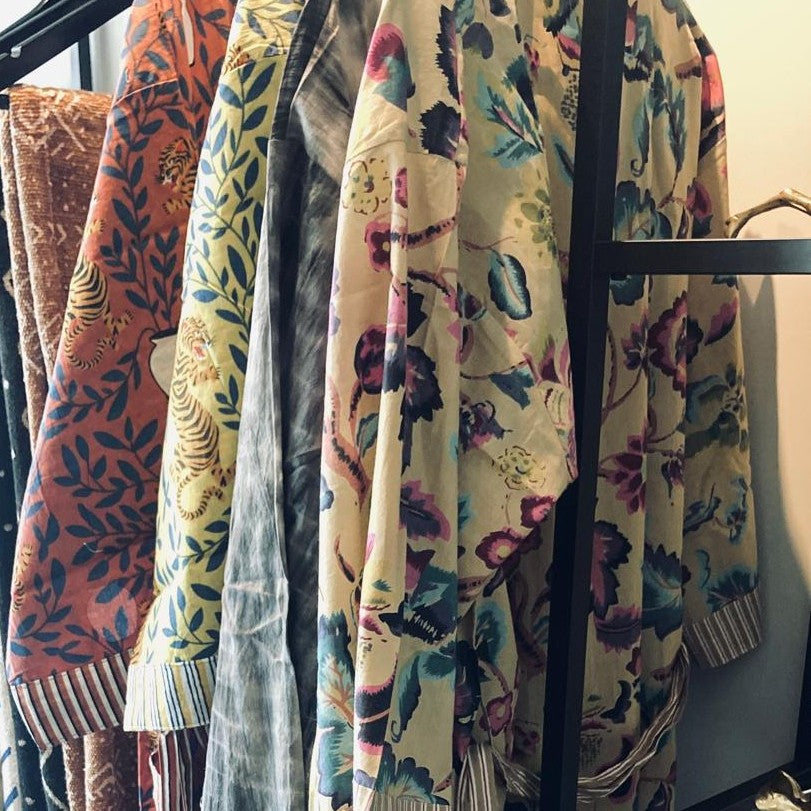 Kimono coloré en voile de coton imprimé à la main – Curiosity Lab, disponible chez Salon D’hiver