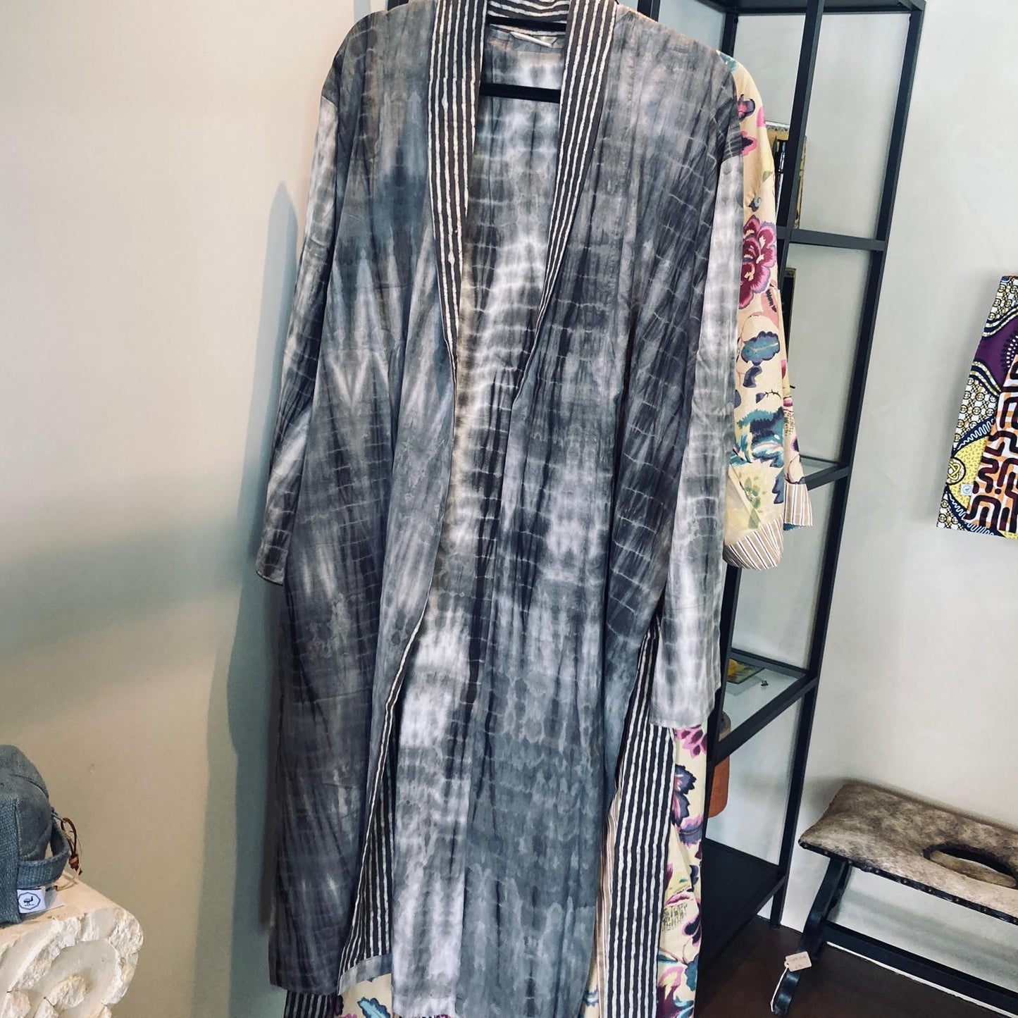 Kimono fluide en voile de coton imprimé à la main – Curiosity Lab, disponible chez Salon D’hiver