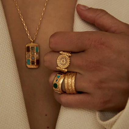 Bague de perles et pierres précieuses