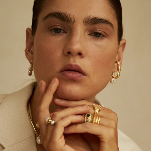 Bague de perles et pierres précieuses