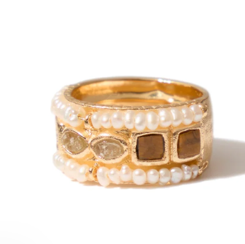 Bague de perles et pierres précieuses