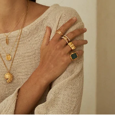 Bague de perles et pierres précieuses
