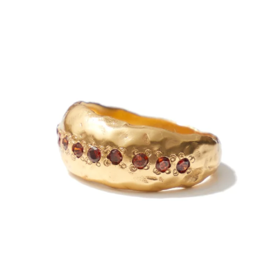 Bague de perles et pierres précieuses