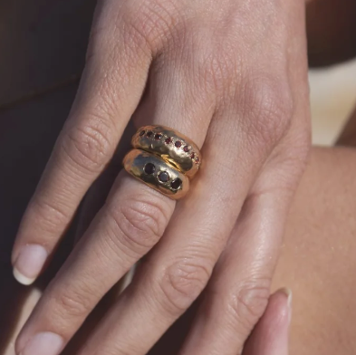 Bague de perles et pierres précieuses