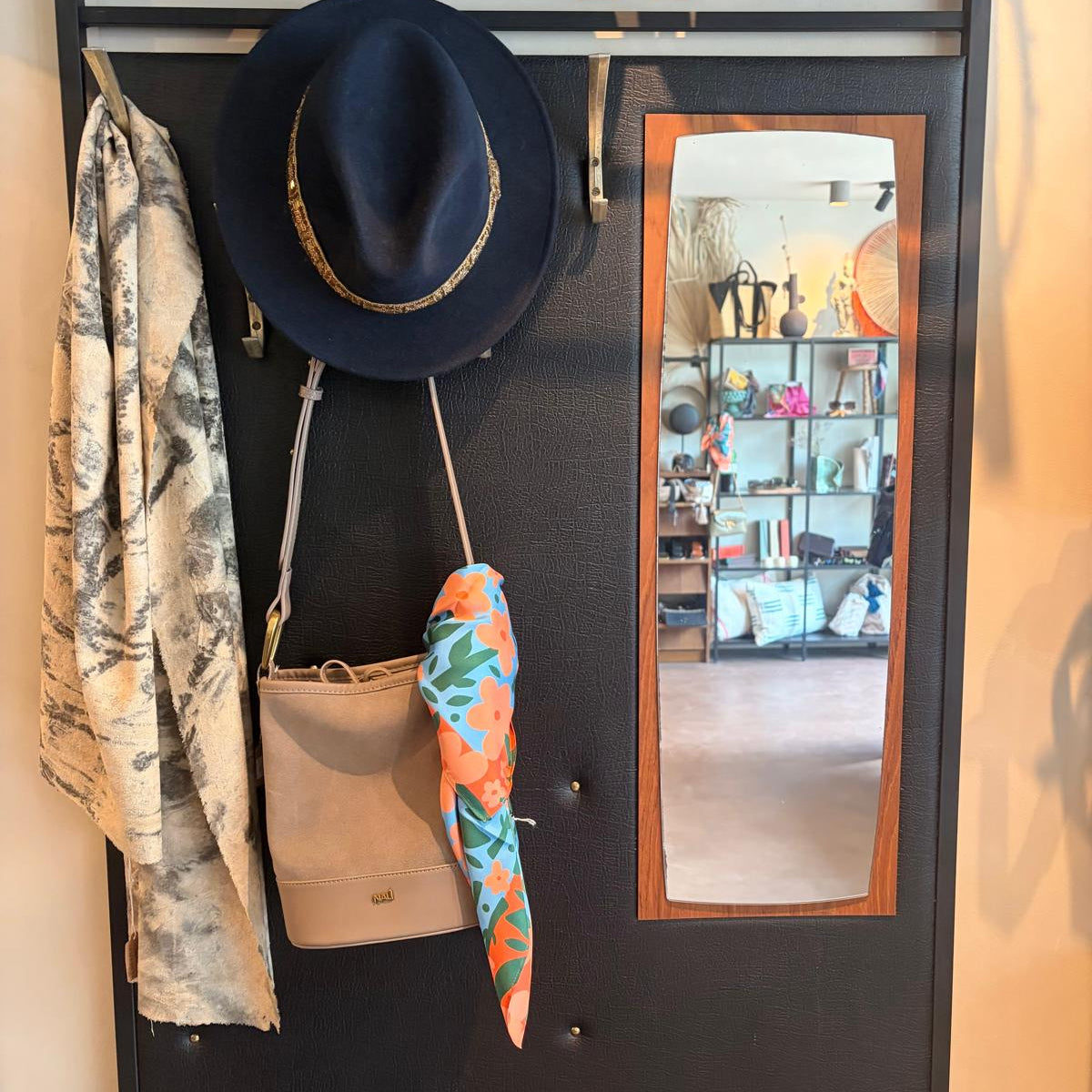 Meuble d'entrée. Porte-manteau & coffre
