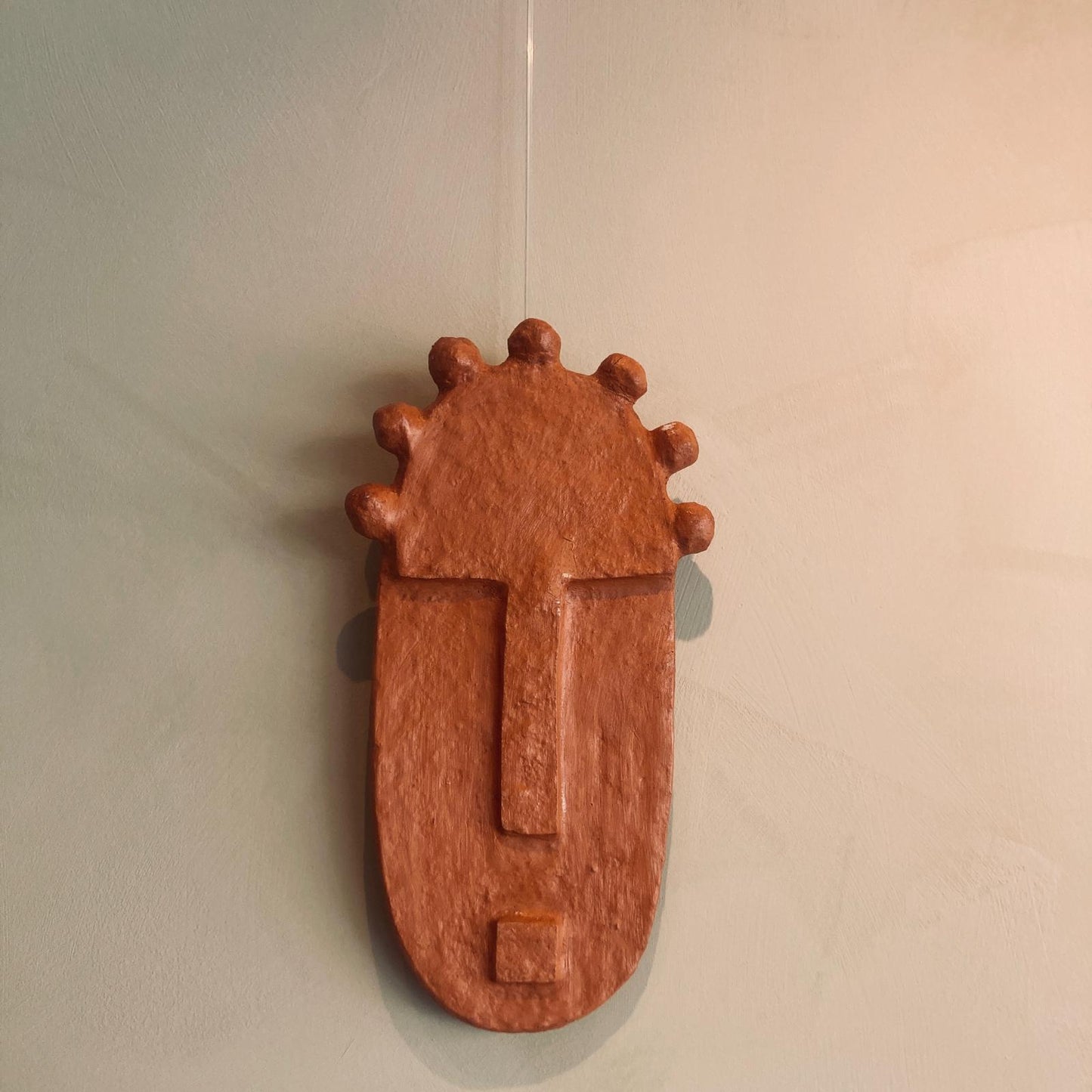 Masque artisanal en papier mâché écologique fabriqué à la main au Eswatini par Studio Matongé