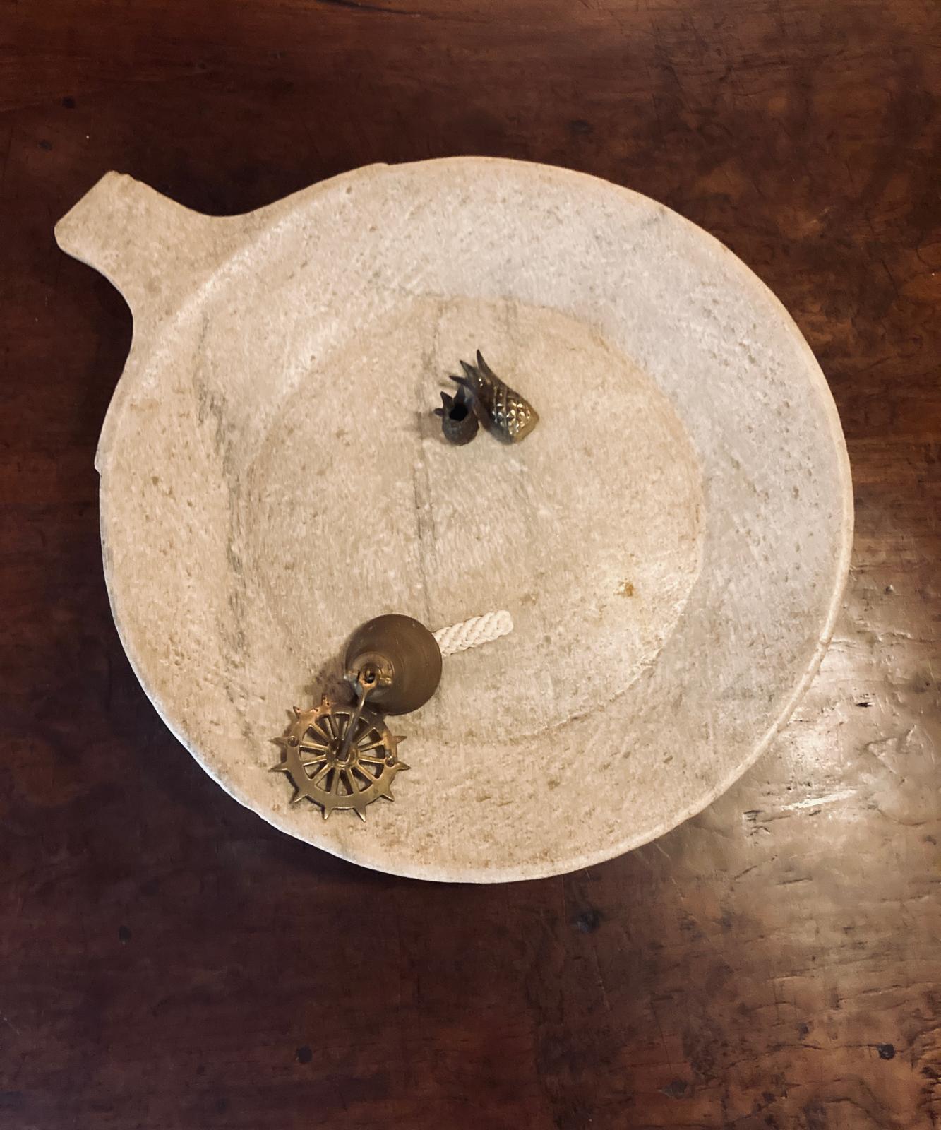 Plat en pierre taillée
