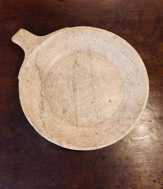 Plat en pierre taillée