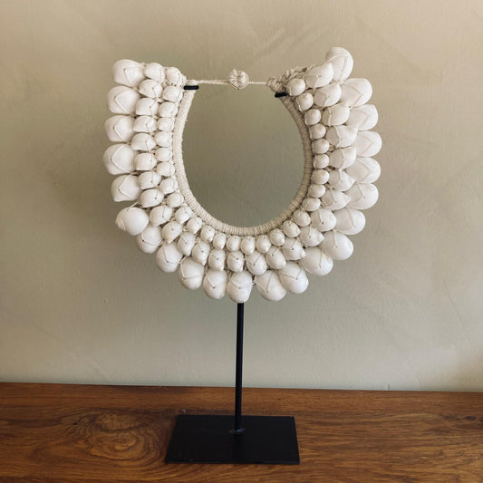 Collier de coquillages sur pied