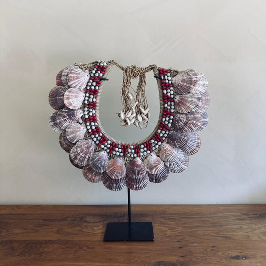 Collier de coquillages sur pied