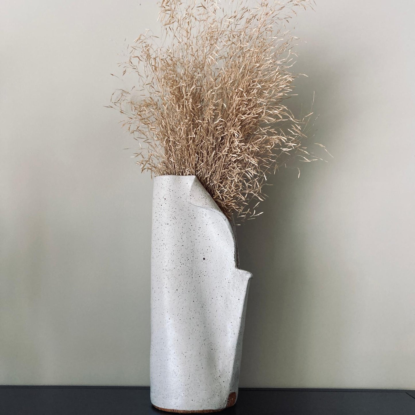 Vases fendus en céramique