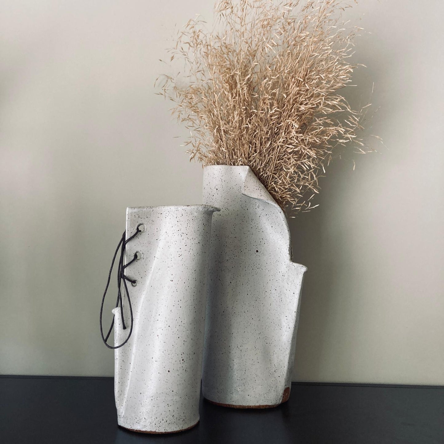 Vases fendus en céramique