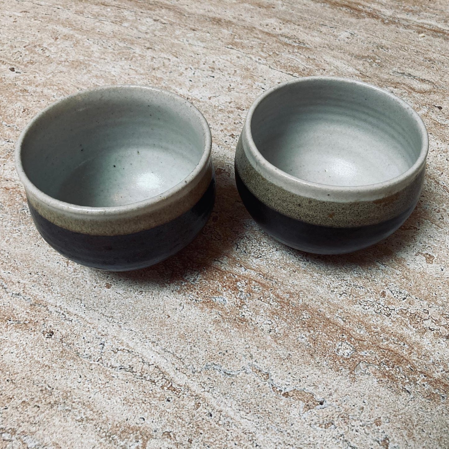 Duo de tasses tricolores en grès