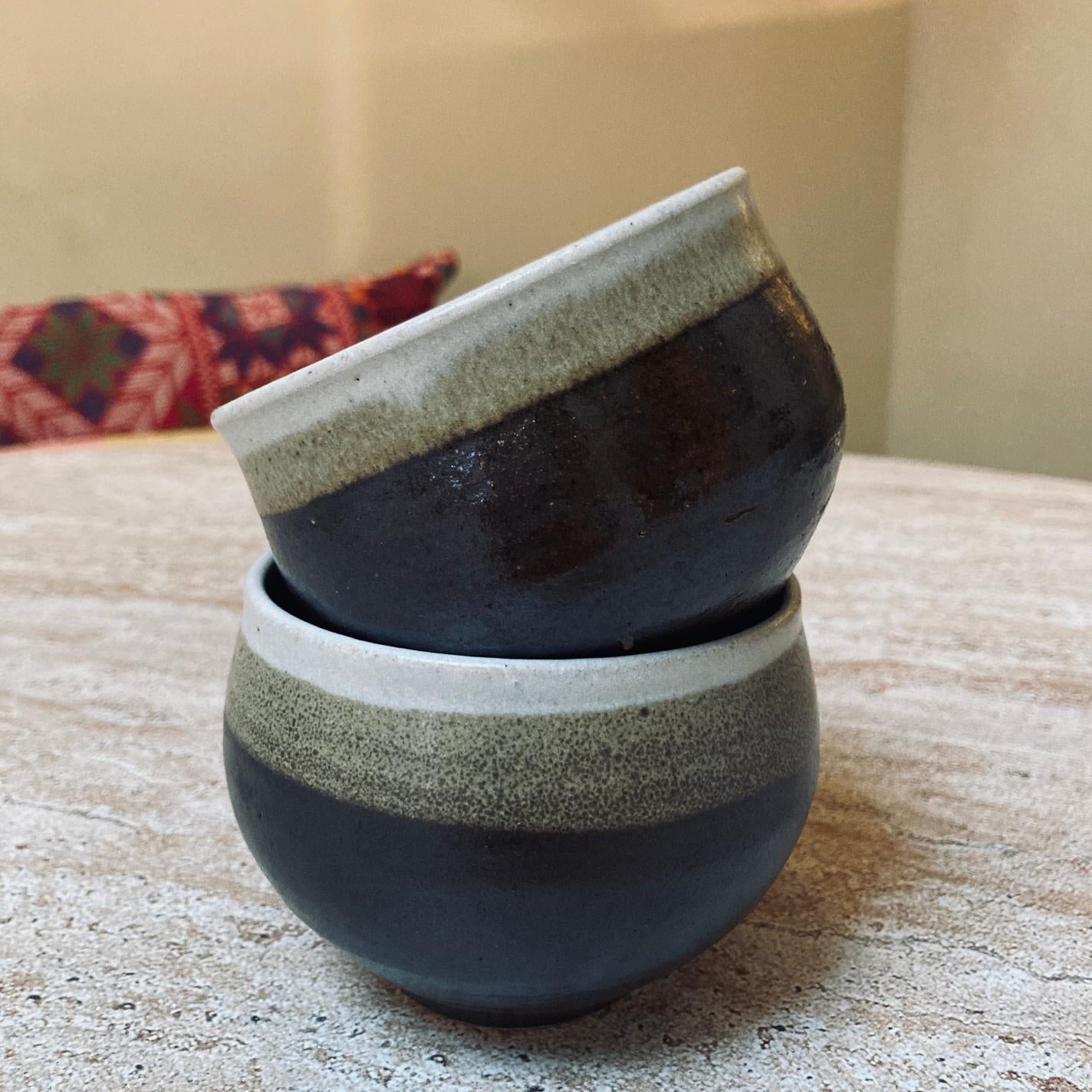 Duo de tasses tricolores en grès