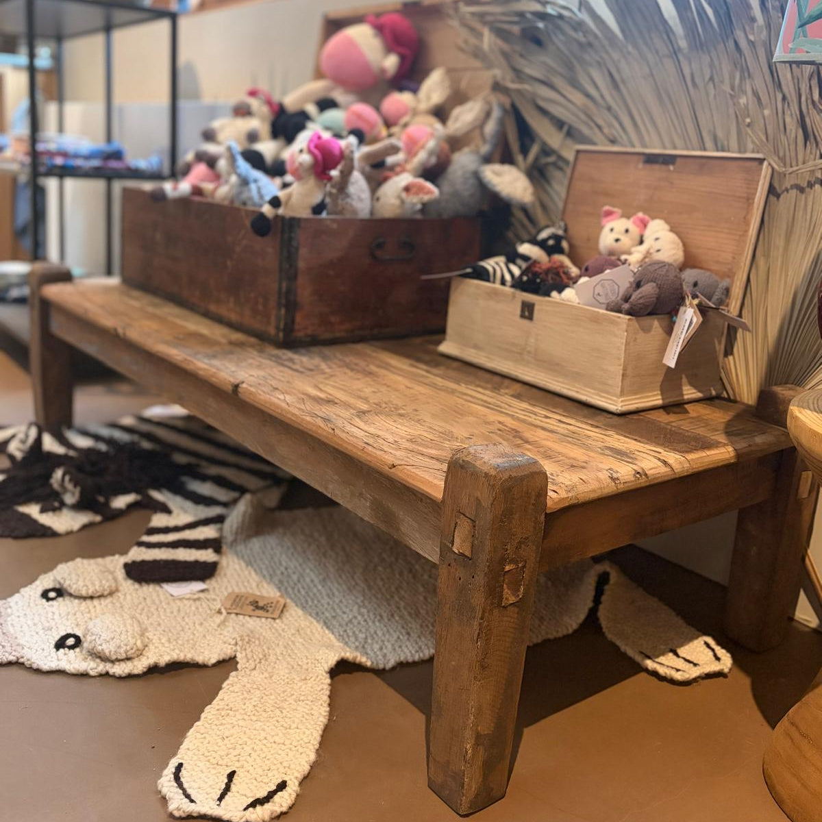 Banquette. table basse bois brut