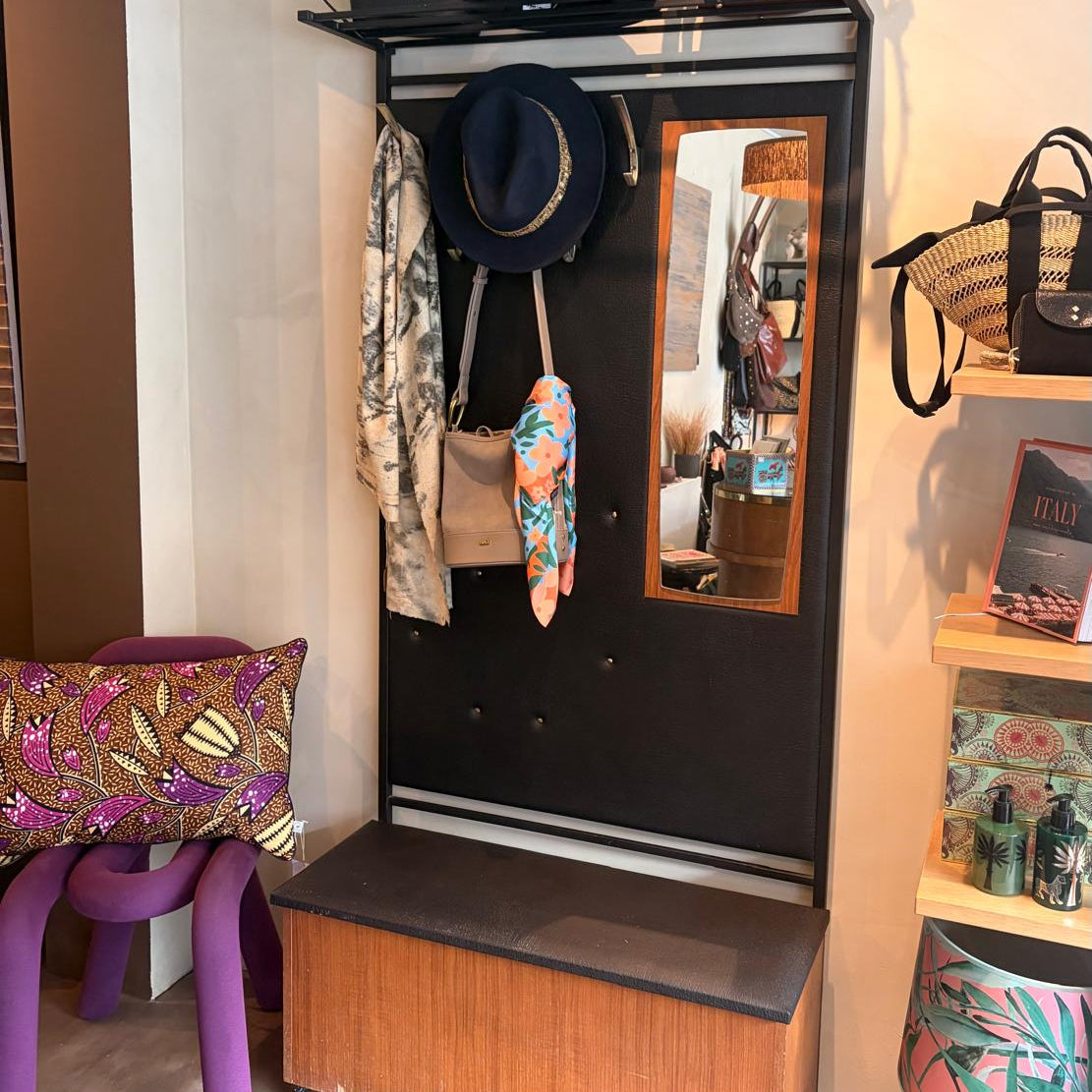 Meuble d'entrée. Porte-manteau & coffre