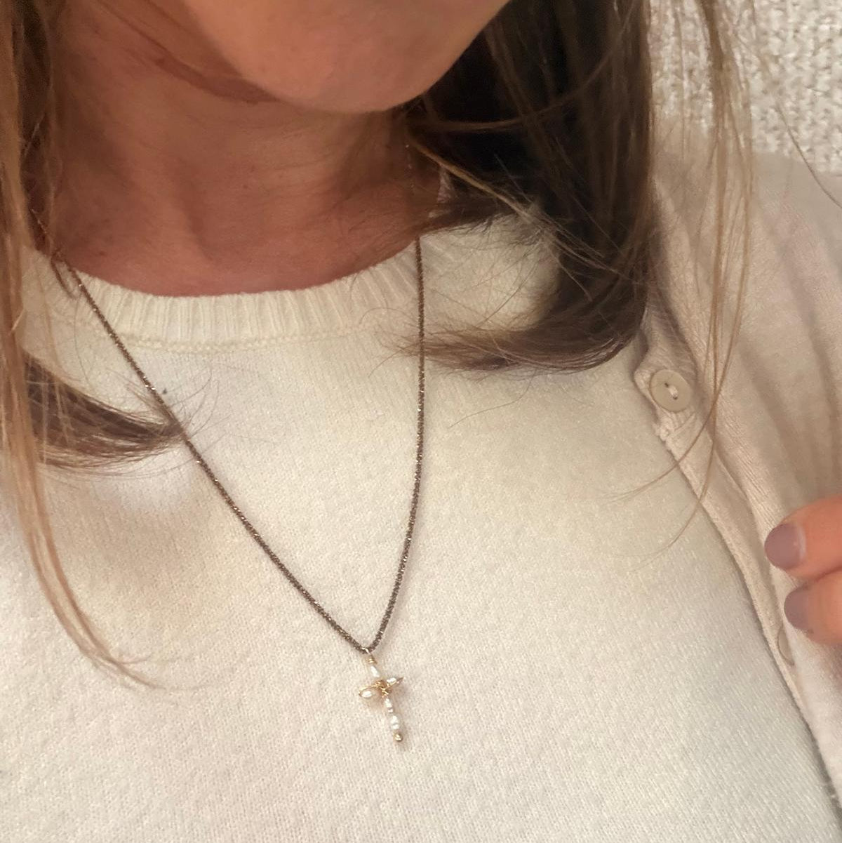 Collier dorure chocolat et croix perlée