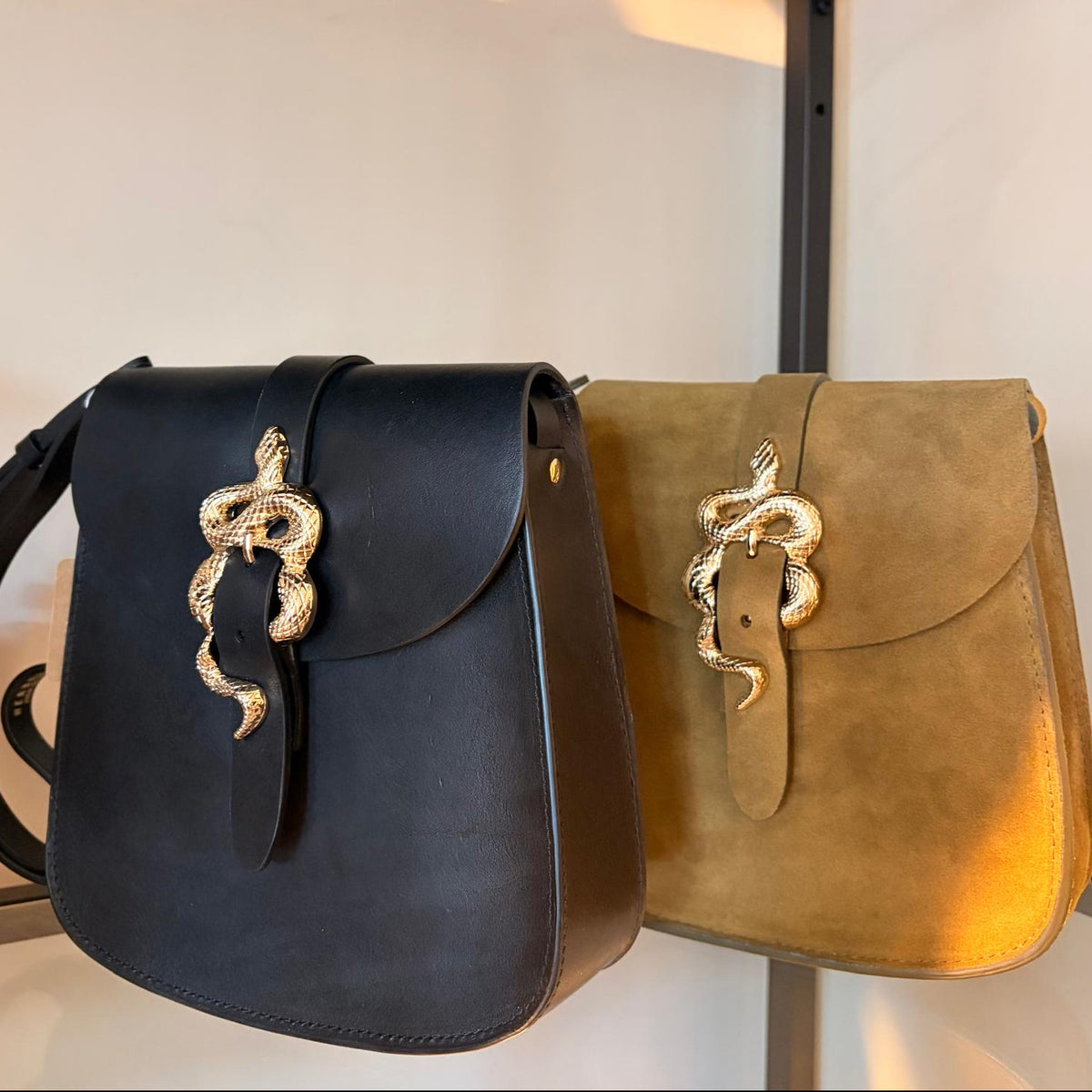 Sac en cuir. boucle serpent
