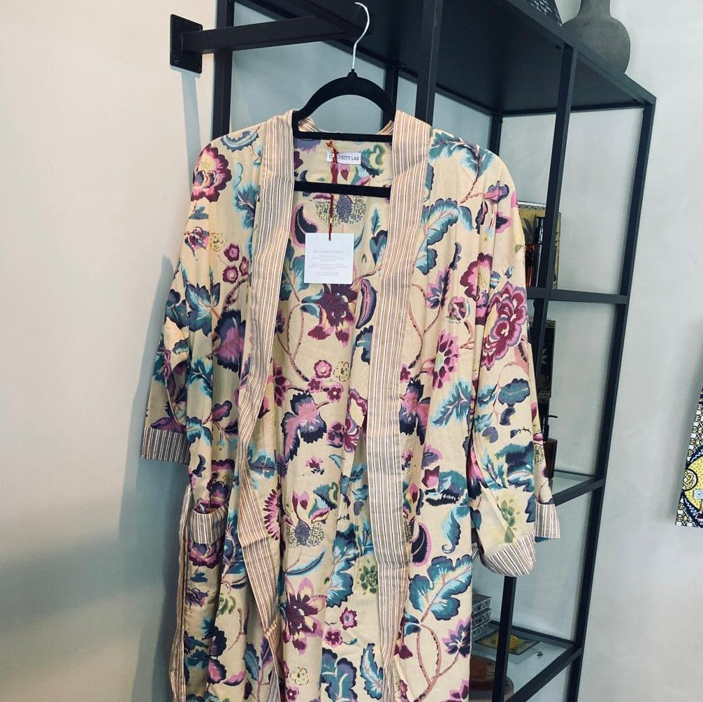 Kimono coloré en voile de coton imprimé à la main – Curiosity Lab, disponible chez Salon D’hiver
