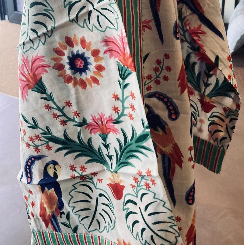 Kimono coloré en voile de coton imprimé à la main – Curiosity Lab, disponible chez Salon D’hiver