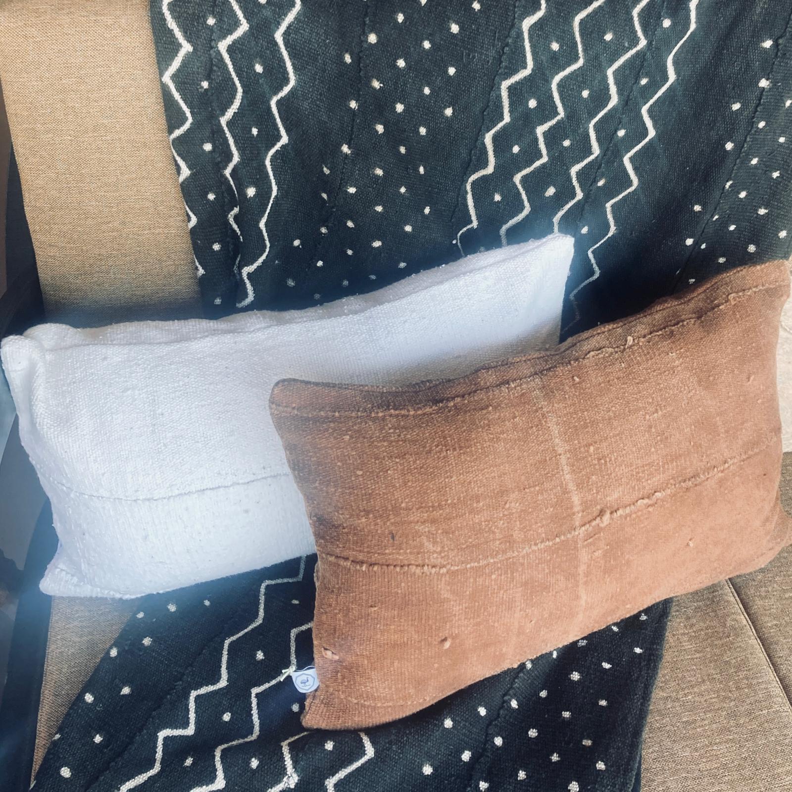Housse de coussin bogolan artisanal en coton bio, fabrication belge signée Studio Matongé