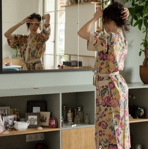 Kimono coloré en voile de coton imprimé à la main – Curiosity Lab, disponible chez Salon D’hiver