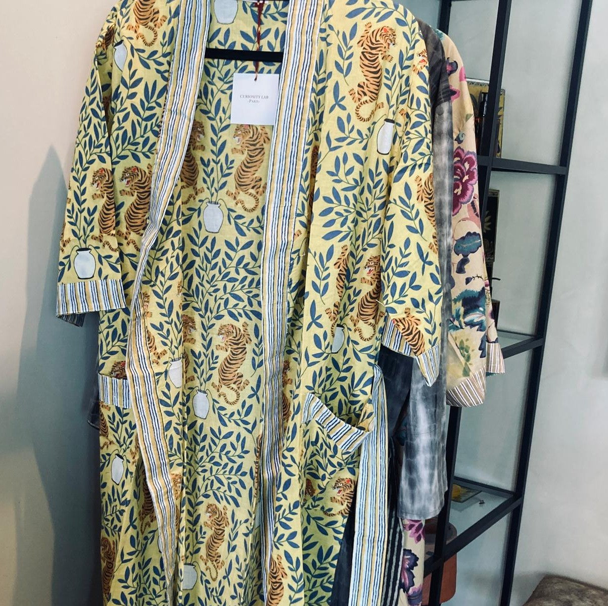 Kimono coloré en voile de coton imprimé à la main – Curiosity Lab, disponible chez Salon D’hiver
