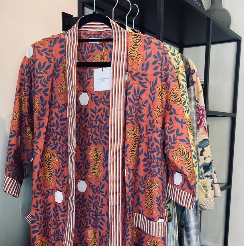 Kimono coloré en voile de coton imprimé à la main – Curiosity Lab, disponible chez Salon D’hiver