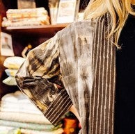 Kimono fluide en voile de coton imprimé à la main – Curiosity Lab, disponible chez Salon D’hiver
