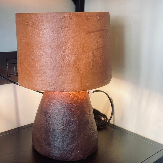 Lampe artisanale en papier mâché écologique fabriquée au Eswatini par Studio Matongé