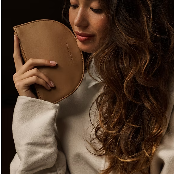 Pochette demi-lune noisette en cuir vegan recyclé – Monk & Anna chez Salon D’hiver