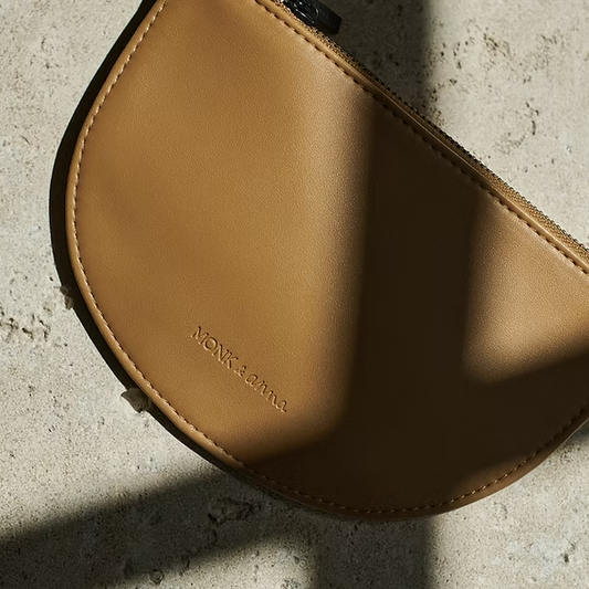 Pochette demi-lune noisette en cuir vegan recyclé – Monk & Anna chez Salon D’hiver