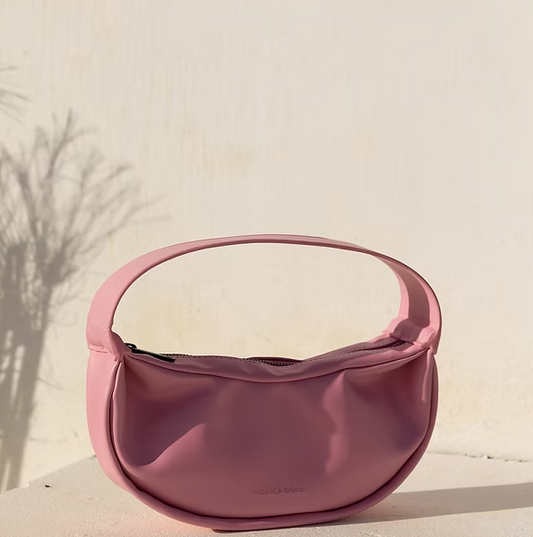 Petit sac à main en cuir vegan recyclé couleur rose bonbon – Monk & Anna chez Salon D’hiver
