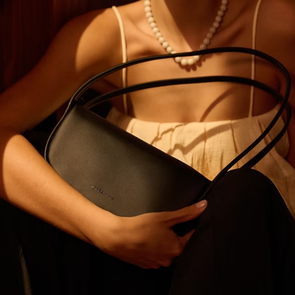 Petit sac à main noir minimaliste en cuir vegan recyclé – Monk & Anna chez Salon D’hiver