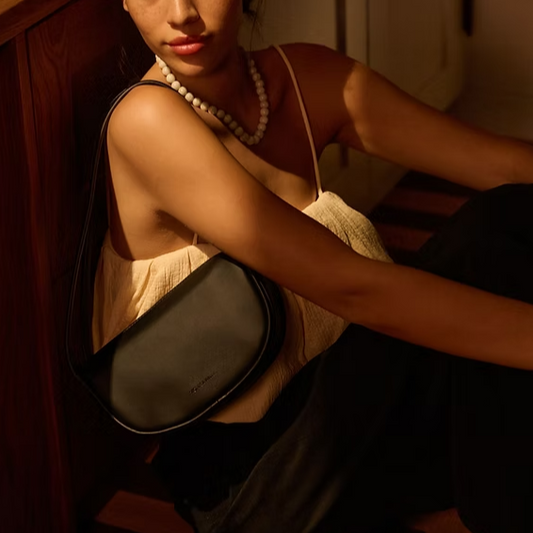 Petit sac à main noir minimaliste en cuir vegan recyclé – Monk & Anna chez Salon D’hiver